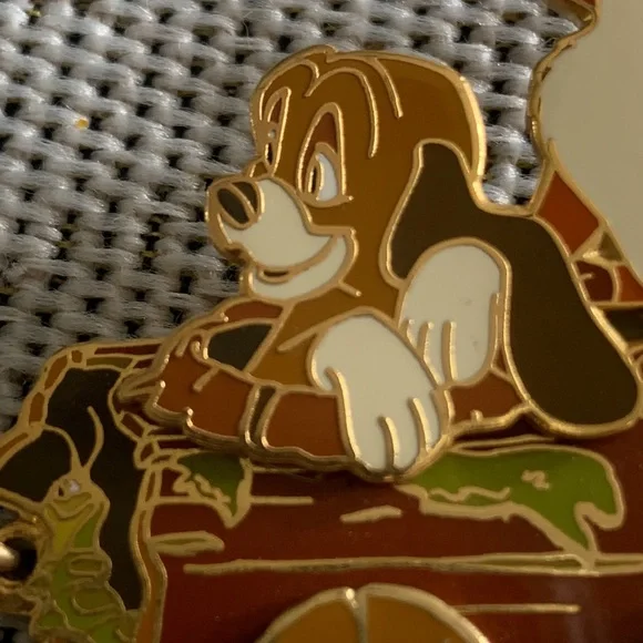 Disneyland Paris resort Fox & Hound - Train Series - LE 1200 Disney Pin 30160 - Picture 7 of 11